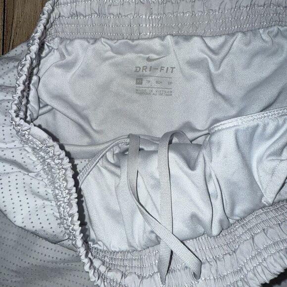 Women’s Under Armour XS White Dri-fit Shorts - Picture 4 of 7